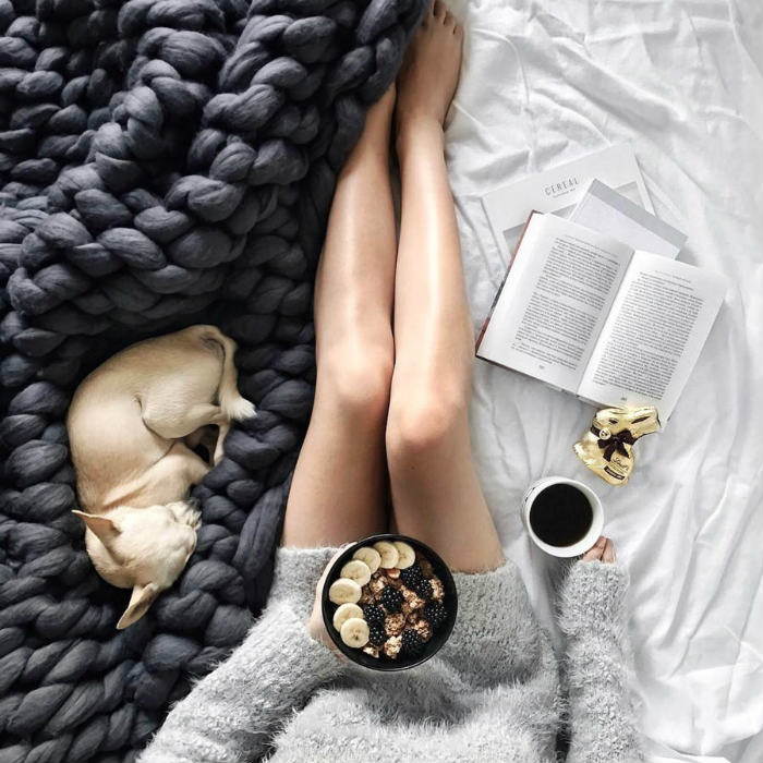 ζεστη σκουρα κουβερτα με χονδρη πλεξη