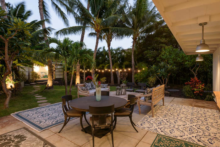 μαγευτικη αυλη το βραδυ