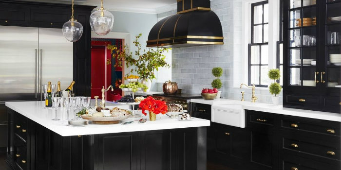 μαυρη και χρυση κουζινα