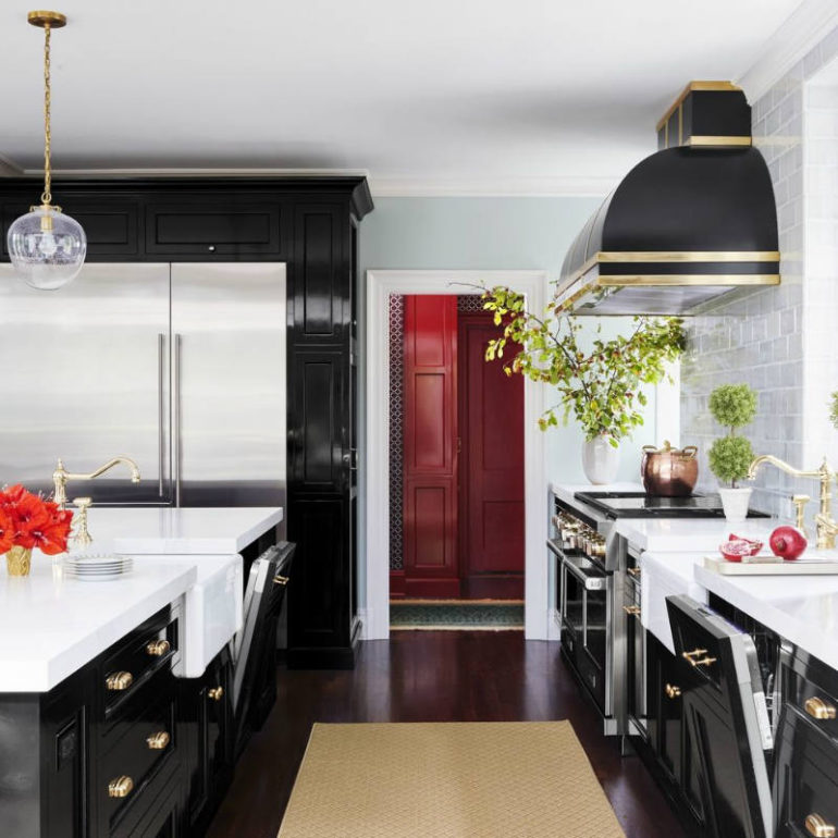 μαυρη κουζινα με χρυσο