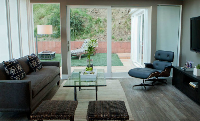 προτιμησε γυαλινους τοιχους