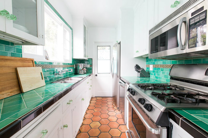 τιρκουαζ κουζινα και τερακοτα