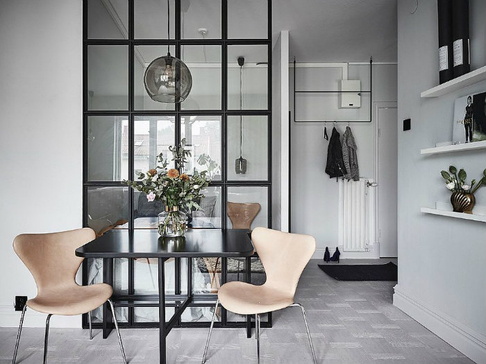 τραπεζαρια μπροστα απο την κρεβατοκαμαρα