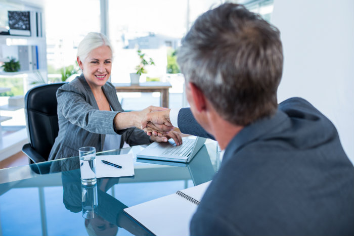 χειραψια με πελατη