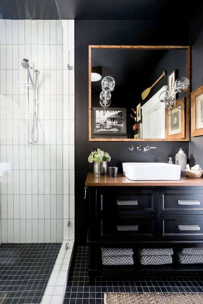 μαυρα τετραγωνα ματ πλακακια και γυαλινα ορθογωνια λευκα