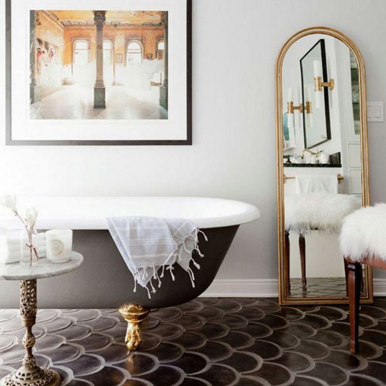 μπανιο με ποδια λιονταριου και πλακακια λεπια