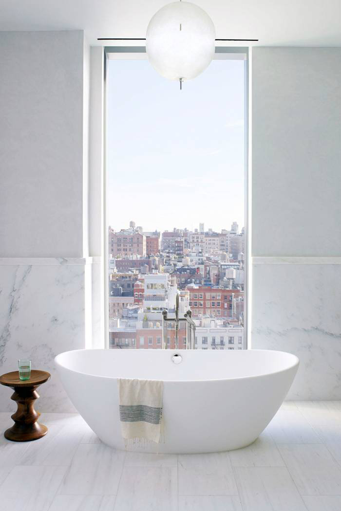 λευκο μπανιο με οβαλ φωτιστικο