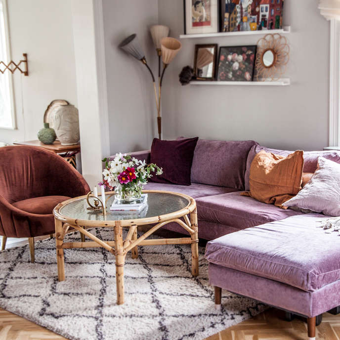 βελουδινος καναπες ξυλινο μπαμπου τραπεζακι διακοσμηση