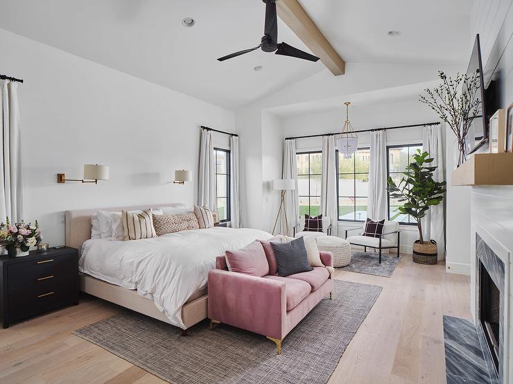 καναπες διθεσιος μπροστα απο το κρεβατι υπνοδωματιο