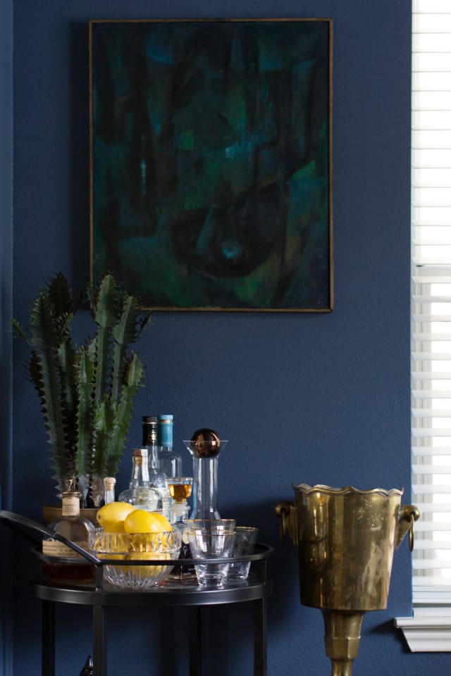 μπλε σκουρο τοιχος βαψιμο χρωμα