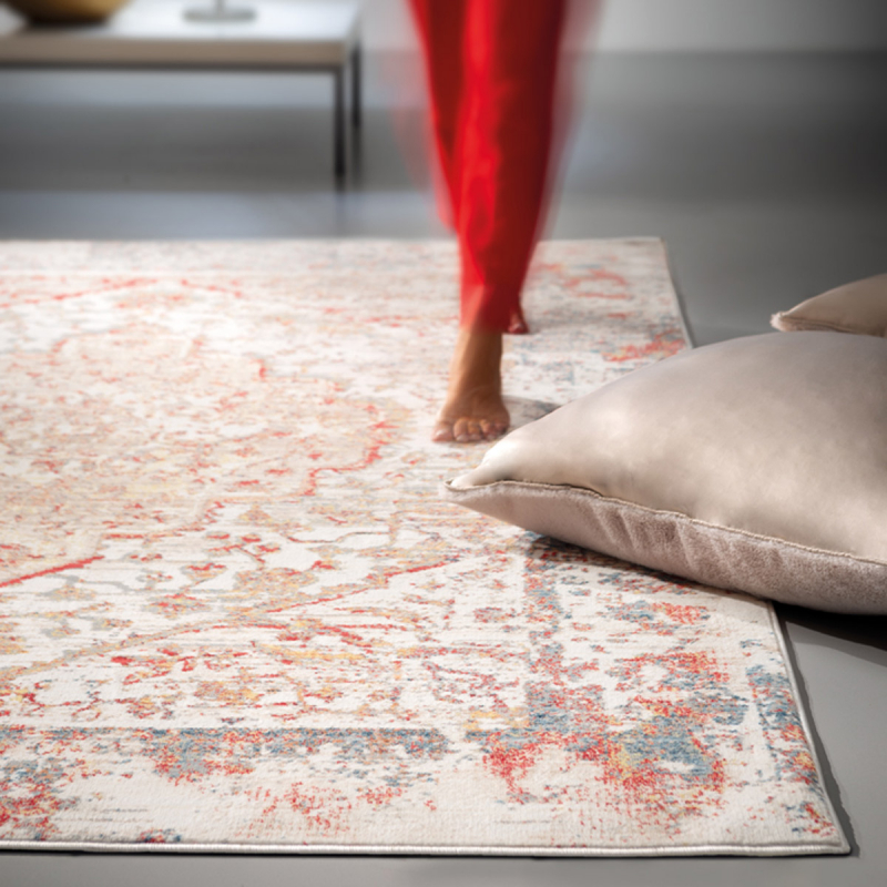 Χαλί μηχανής Akhir της εταιρείας Guy Laroche με vintage σχέδιο