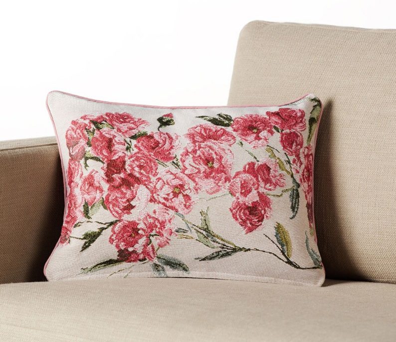 Αλλάξτε τη διακόσμηση του χώρου σας απλά αντικαθιστώντας τις παλιές σας μαξιλαροθήκες! Με την ποικιλία επιλογών σε σχέδια και χρώματα σίγουρα η εταιρεία Gofis Home θα σας προσφέρει την ιδανική για εσάς! Ανθεκτικό υφαντό ύφασμα από 60% polyester-40% βαμβάκι με φλοράλ μοτίβο, για να φέρετε την άνοιξη στο χώρο σας μόνο με ένα κλικ!