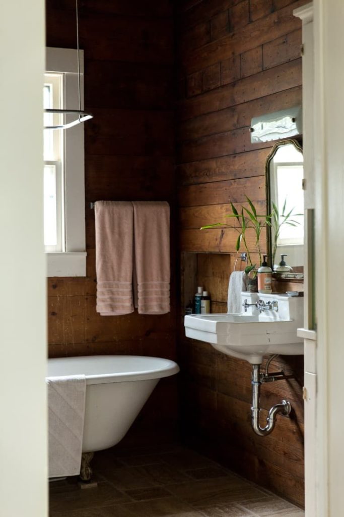 μπανιο μικρο ξυλο τοιχοι ξυλινοι 2020