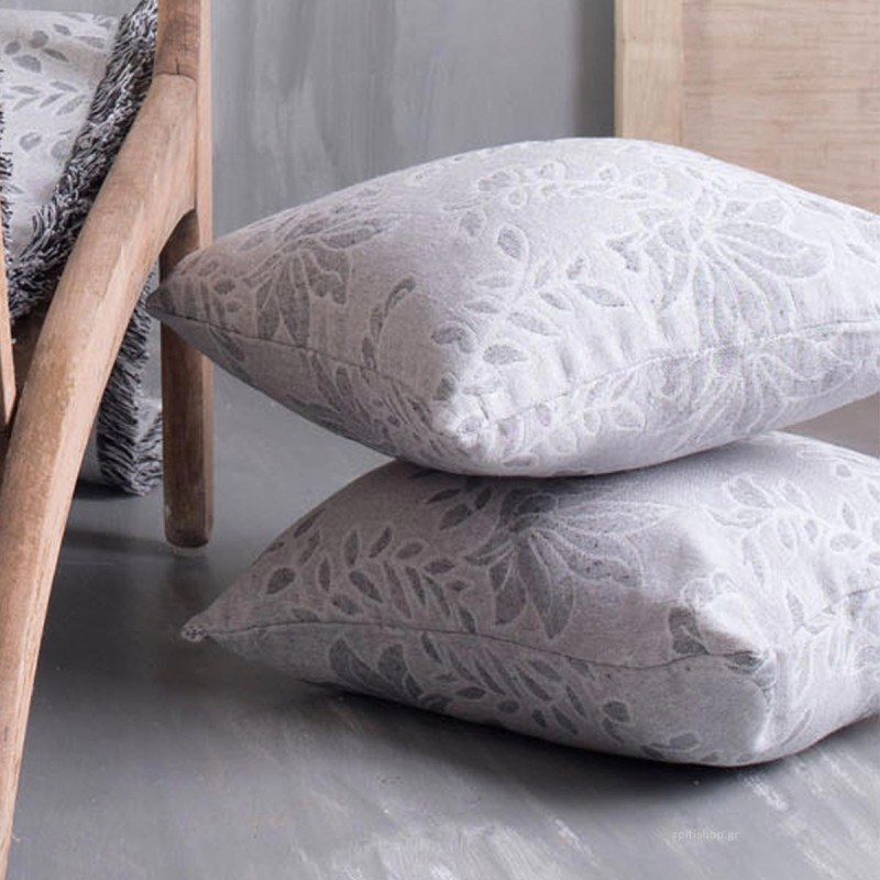 Διακοσμητική μαξιλαροθήκη σε απαλό γκρι χρώμα και φλοράλ σχέδιο. Το ύφασμα είναι από 100% βαμβάκι που κάνει την κάνει ανθεκτική. Ταιριάξτε την με τα ριχτάρια του ίδιου σχεδίου για ένα ολοκληρωμένο αποτέλεσμα.