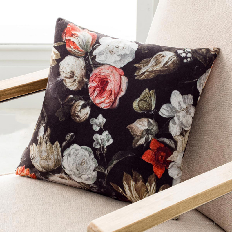 Διακοσμητική μαξιλαροθήκη σε μαύρο χρώμα και φλοράλ σχέδιο. Κατασκευασμένη από πολυεστερικό ύφασμα με ανεξίτηλο τύπωμα. Ταιριάξτε την με μονόχρωμα ριχτάρια για να δημιουργήσετε ένα μοναδικό αποτέλεσμα.