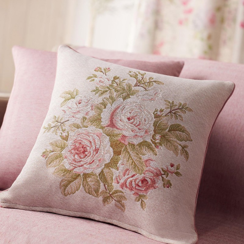 Ανοιξιάτικες αποχρώσεις που γεμίζουν το χώρο σας με λουλουδάτες μυρωδιές φέρνει η εταιρεία Gofis Home. Μαξιλαροθήκη από υφαντό ύφασμα 50% βαμβάκι-50% polyester με φλοράλ μοτίβο για να χαρίσει χρώμα και ανάλαφρη διάθεση!