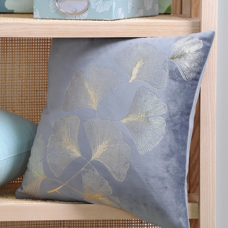 Διακοσμητικό μαξιλάρι σε γκρι χρώμα και μεταλιζέ φλοράλ σχέδιο. Το εξωτερικό ύφασμα είναι βελουτέ από 100% polyester ενώ το εσωτερικό γέμισμα είναι πολυεστερική βάτα. Ανανεώστε εύκολα τον χώρο του σπιτιού σας, δίνοντας μια φρέσκια και ανάλαφρη διάθεση.