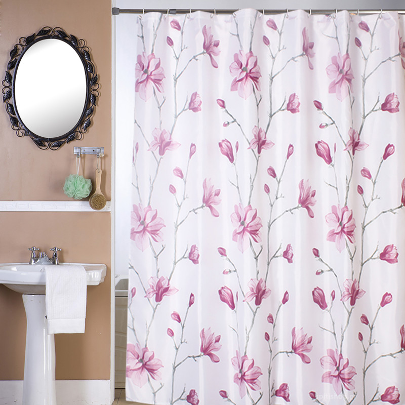 Κουρτίνα μπάνιου σε λευκό χρώμα με φλοράλ σχέδιο σε μωβ χρώμα, με 12 ενισχυμένες θηλιές και κρίκους στερέωσης. Κατασκευασμένη από ειδικά επεξεργασμένο υδροαπωθητικό ύφασμα σύνθεσης από 100% polyester.