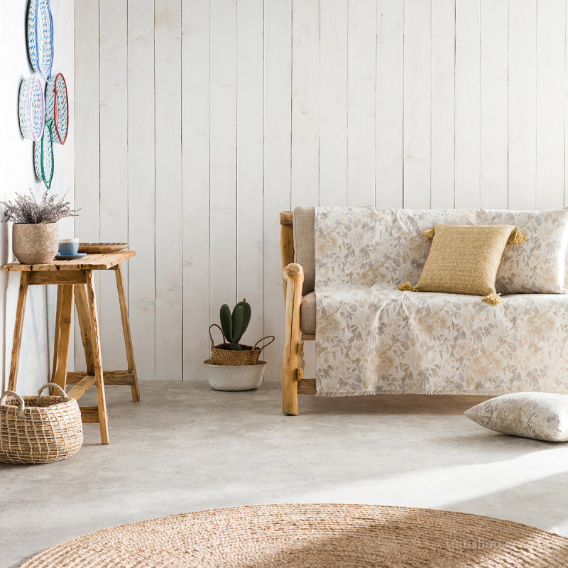 Ριχτάρι για τον τετραθέσιο καναπέ με φλοράλ παλαιωμένο σχέδιο σε εκρού χρώμα με γκρι λεπτομέρειες. Κατασκευασμένο από υφαντό ύφασμα ποιότητας 80% βαμβάκι και 20% polyester. Διακριτικό κρόσι 2cm στις δύο πλευρές. Ριχτάρι δροσερό και ιδανικό για τους καλοκαιρινούς μήνες