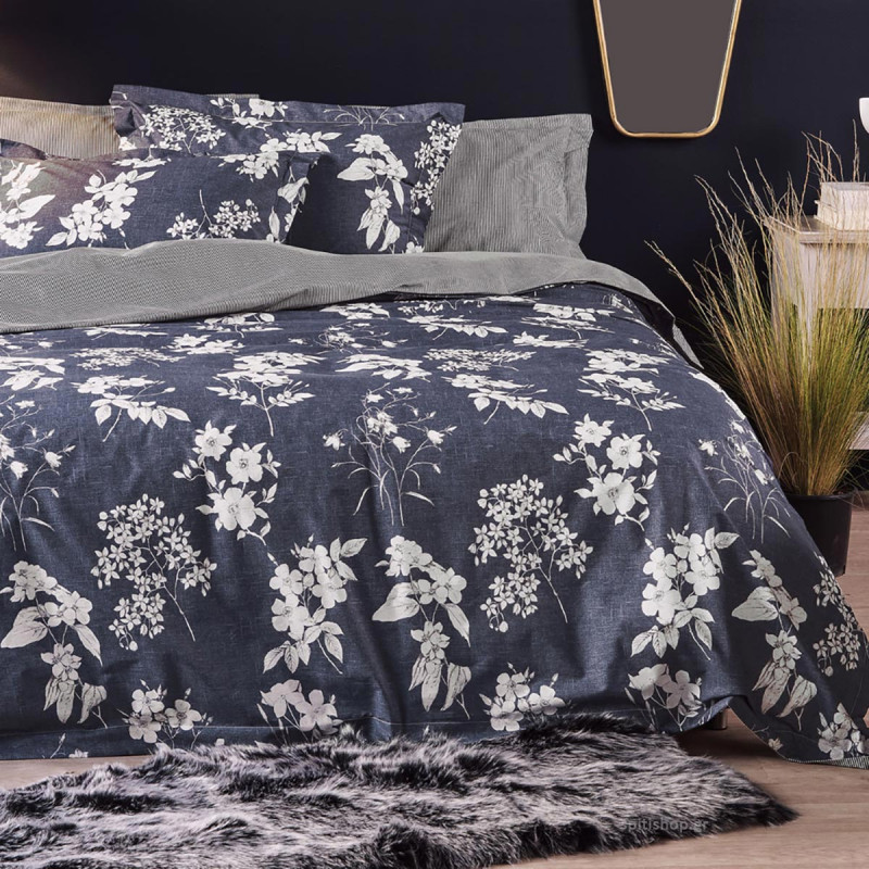 Υπέρδιπλα σεντόνια σε μπλε χρώμα, με λευκές λεπτομέρειες και φλοράλ σχέδιο. Με ύφασμα από 100% βαμβάκι περκάλι, 200 κλωστών, που τα κάνει εξαιρετικά απαλά με μοναδική υφή