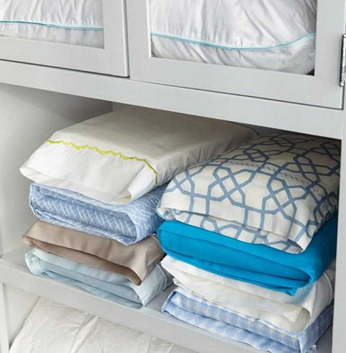 αποθηκευση σεντονιων τακτοποιηση σεντονιων σε συρταρι διπλωμα σεντονιων πως να αποθηκευσω τα σεντονια μαξιλαροθηκες