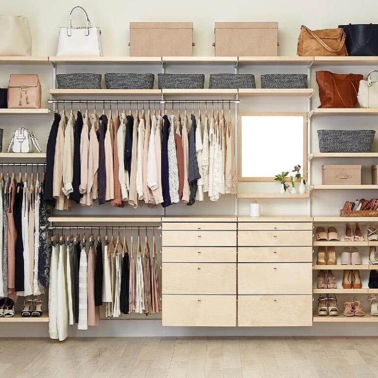 οργανωση ντουλαπας εξοικονομηση χωρου κρεμαστρες συρταριων