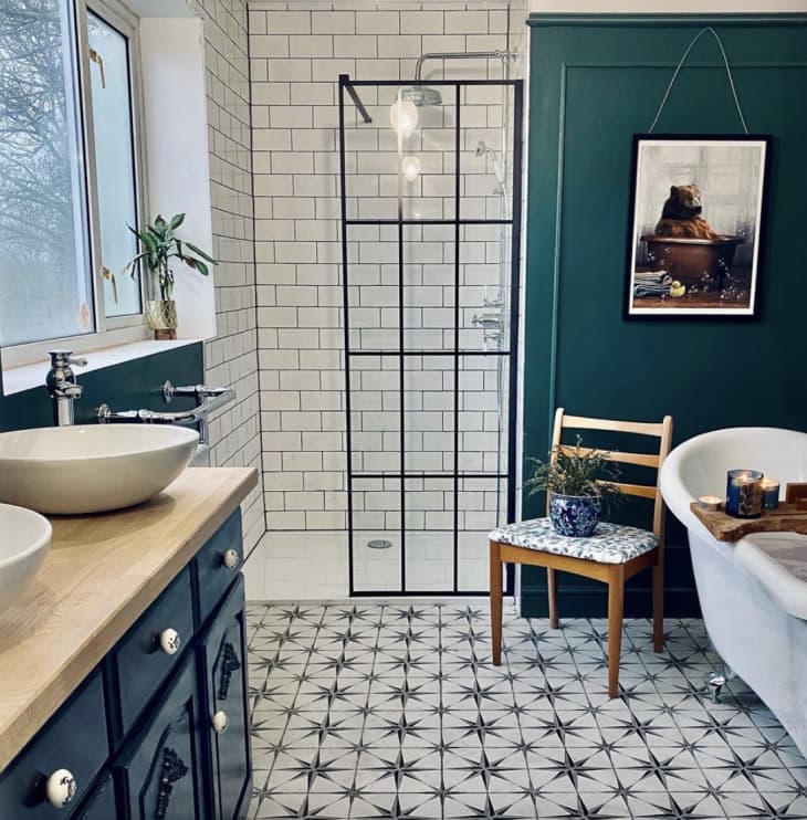 καρεκλα καρεκλες επιπλα μπανιου μπανιο διακοσμηση ιδεες 2021 μοντερνο πρασινο πλακακια