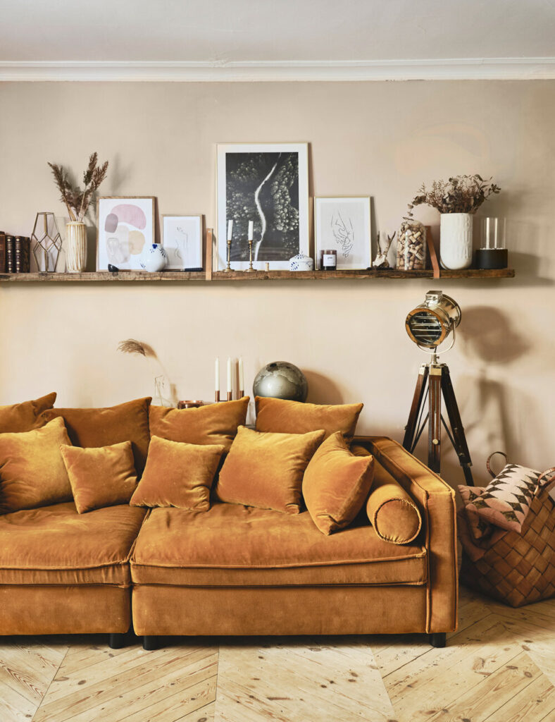 βαψιμο σπιτιου σαλονιου 2021 χρωμα χρωματα τοιχου ροζ θερμα χρωματα ιδεες φωτογραφιες εμπνευση βελουδινος καναπες πορτοκαλι