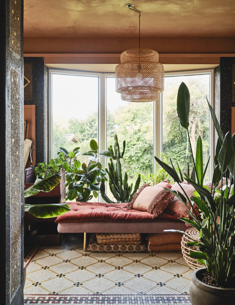 βαψιμο σπιτιου σαλονιου 2021 χρωμα χρωματα τοιχου ροζ θερμα χρωματα ιδεες φωτογραφιες εμπνευση βελουδινος καναπες ροζ φυτα εσωτερικου χωρου