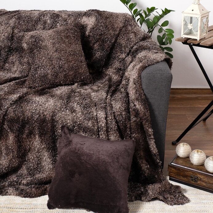 γουνινο ριχταρι καναπε καφε χειμερινο γουνα οικολογικη διακοσμηση σαλονιου χειμωνας 2022 