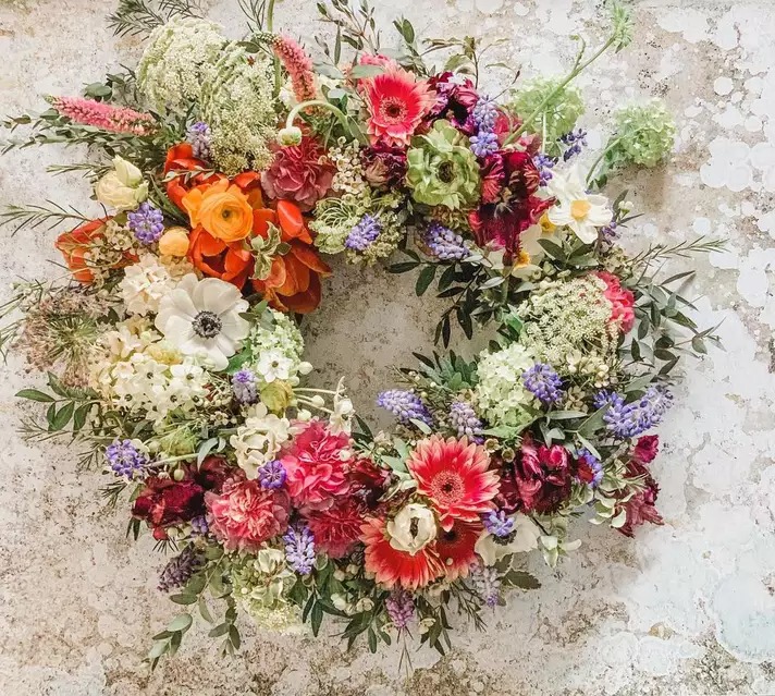 στεφανι πορτας εισοδου διακοσμητικο λουλουδια ανοιξιατικο εξωπορτας πρωτομαγια πρωτομαγιατικο λουλουδια μαγιατικο πολυχρωμο