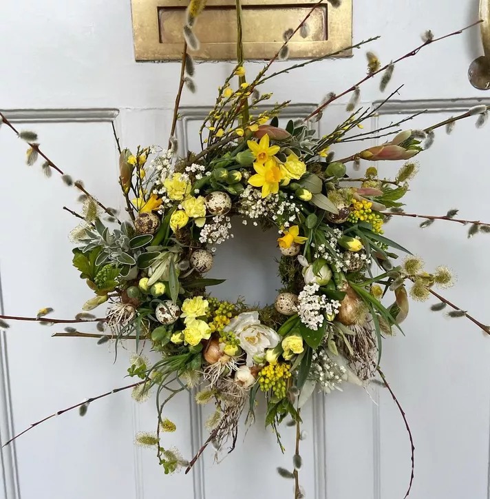 στεφανι πορτας εισοδου διακοσμητικο λουλουδια ανοιξιατικο εξωπορτας πρωτομαγια πρωτομαγιατικο λουλουδια