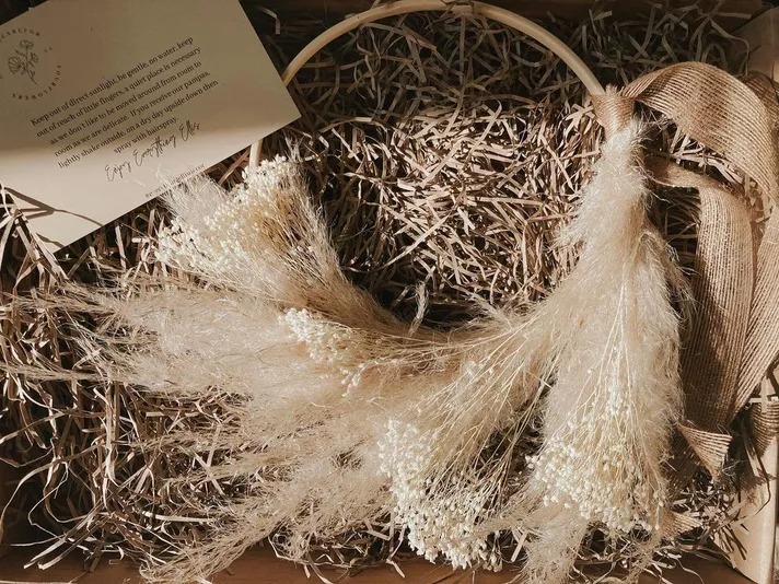 στεφανι πορτας εισοδου διακοσμητικο λουλουδια ανοιξιατικο εξωπορτας πρωτομαγια πρωτομαγιατικο λουλουδια αποξηραμενα pampas παμπας