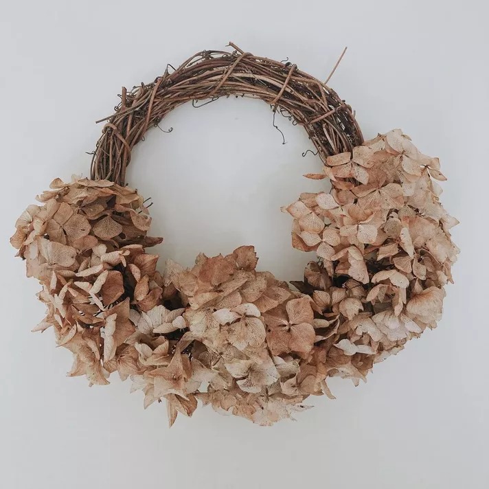 στεφανι πορτας εισοδου διακοσμητικο λουλουδια ανοιξιατικο εξωπορτας πρωτομαγια πρωτομαγιατικο λουλουδια αποξηραμενα ορτανσια