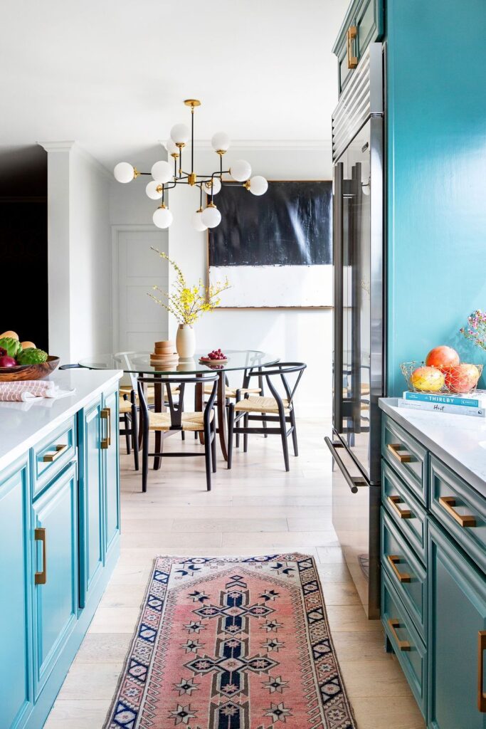 χρωματιστα ντουλαπια κουζινας γαλαζιο ανοιχτο μπλε χρωματα κουζινας 2022 ιδεες φωτογραφιες