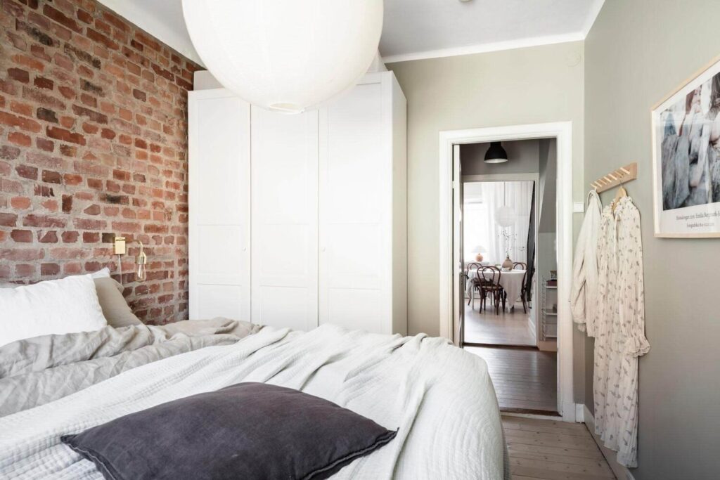 μικρο υπνοδωματιο κρεβατοκαμαρα τοιχος τουβλο απομιμηση ταπετσαρια σκανδιναβικη διακοσμηση ιδεες λυσεις φωτογραφιες μικρο διαμερισμα μοντερνο σκανδιναβικο sticky