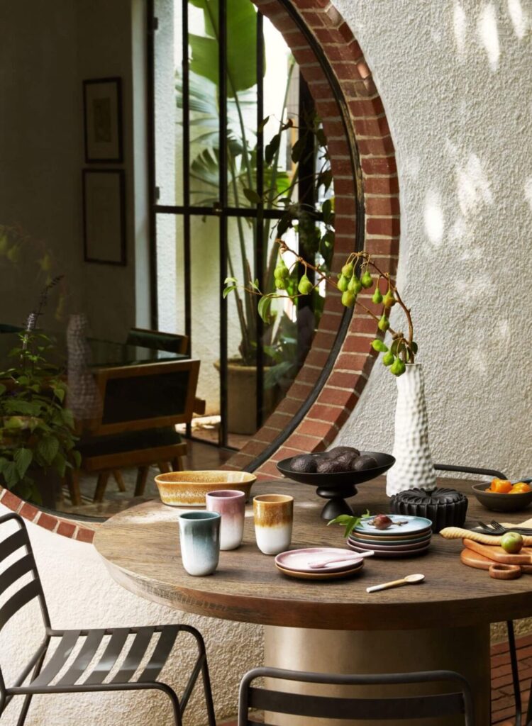 hm home 2023 ημ εξωτερικοι χωροι εξωτερικος χορος βεραντα μπαλκονι κηπος βαζα γλαστρες μαξιλαρια ειδη σερβιρισματος πιατικα πιατα ποτηρια