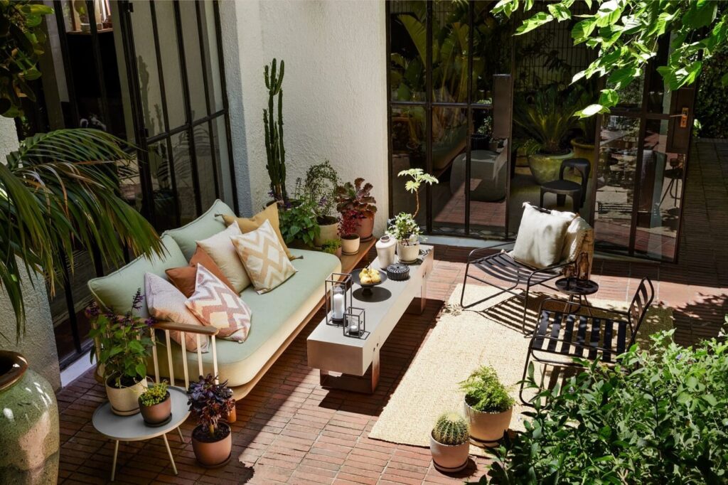 hm home 2023 ημ εξωτερικοι χωροι εξωτερικος χορος βεραντα μπαλκονι κηπος βαζα γλαστρες μαξιλαρια ειδη σερβιρισματος πιατικα πιατα ποτηρια