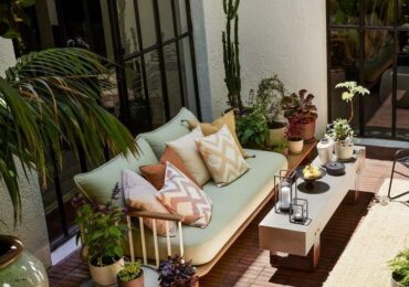 hm home 2023 ημ εξωτερικοι χωροι εξωτερικος χορος βεραντα μπαλκονι κηπος βαζα γλαστρες μαξιλαρια ειδη σερβιρισματος πιατικα πιατα ποτηρια