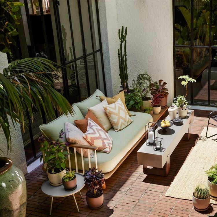 hm home 2023 ημ εξωτερικοι χωροι εξωτερικος χορος βεραντα μπαλκονι κηπος βαζα γλαστρες μαξιλαρια ειδη σερβιρισματος πιατικα πιατα ποτηρια