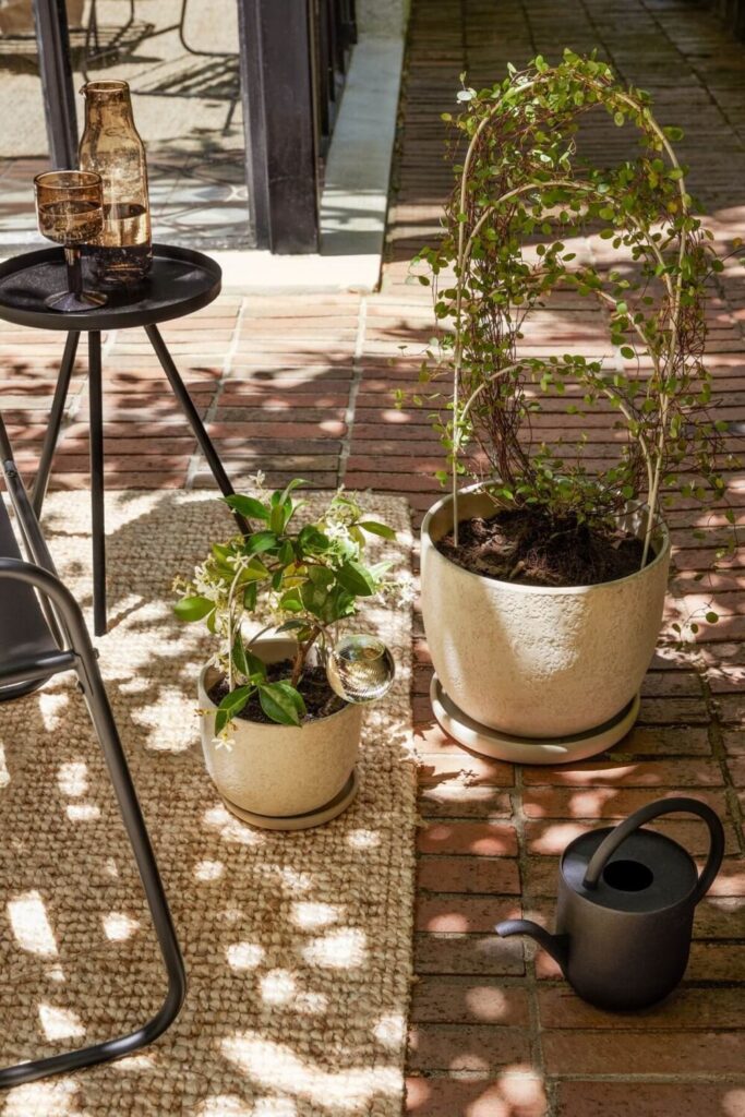 hm home 2023 ημ εξωτερικοι χωροι εξωτερικος χορος βεραντα μπαλκονι κηπος βαζα γλαστρες μαξιλαρια ειδη σερβιρισματος πιατικα πιατα ποτηρια