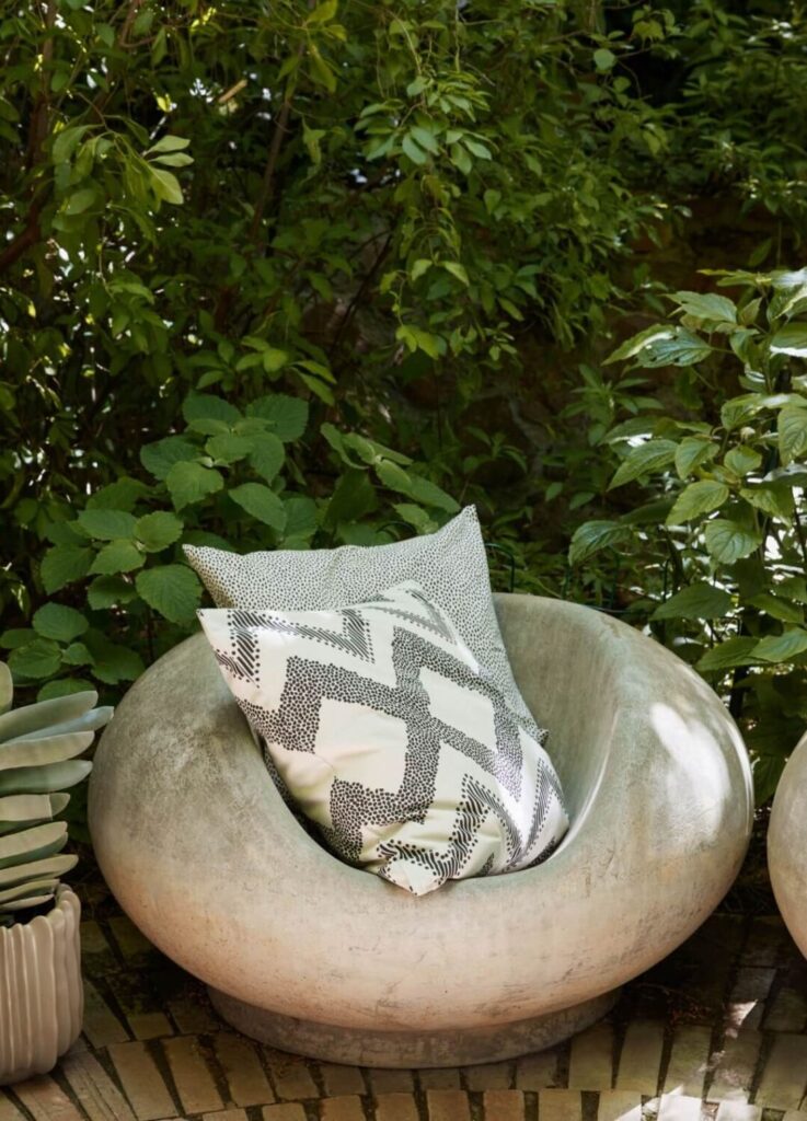 hm home 2023 ημ εξωτερικοι χωροι εξωτερικος χορος βεραντα μπαλκονι κηπος βαζα γλαστρες μαξιλαρια ειδη σερβιρισματος πιατικα πιατα ποτηρια