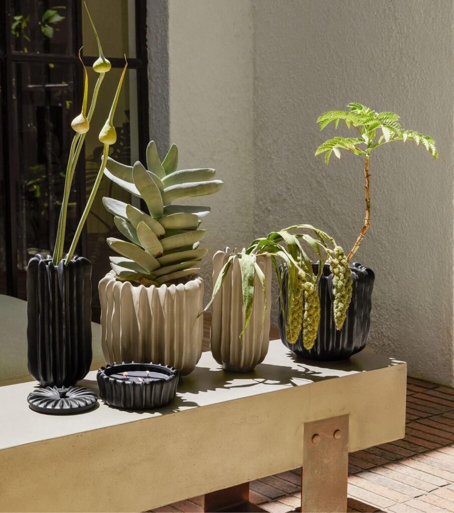 hm home 2023 ημ εξωτερικοι χωροι εξωτερικος χορος βεραντα μπαλκονι κηπος βαζα γλαστρες μαξιλαρια ειδη σερβιρισματος πιατικα πιατα ποτηρια