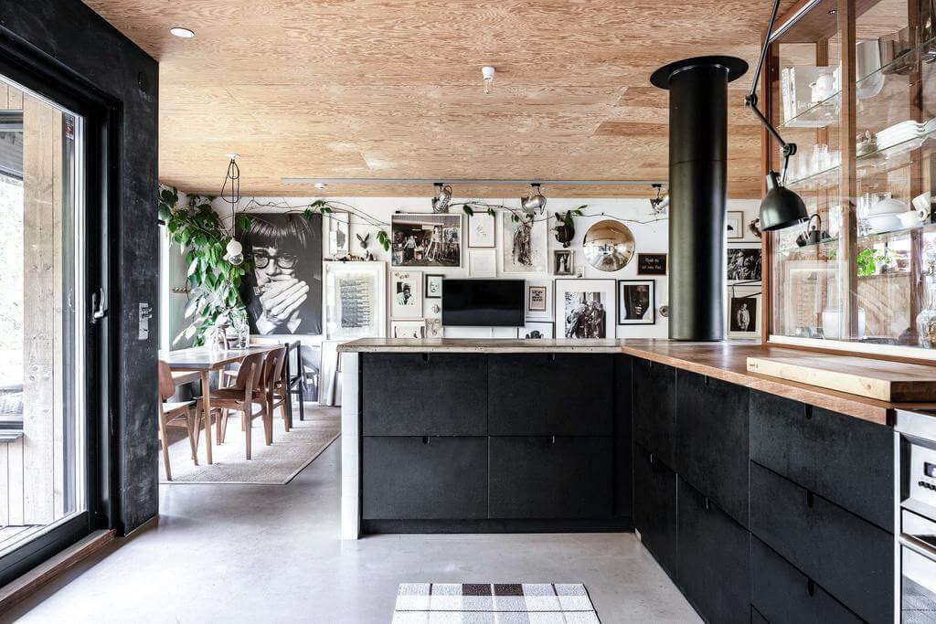 βιωσιμο οικολογικο σπιτι φυσικο ξυλο 2023 κοντρα πλακε ανοιχτο πλανο κουζινα μαυρα ντουλαπια mdf