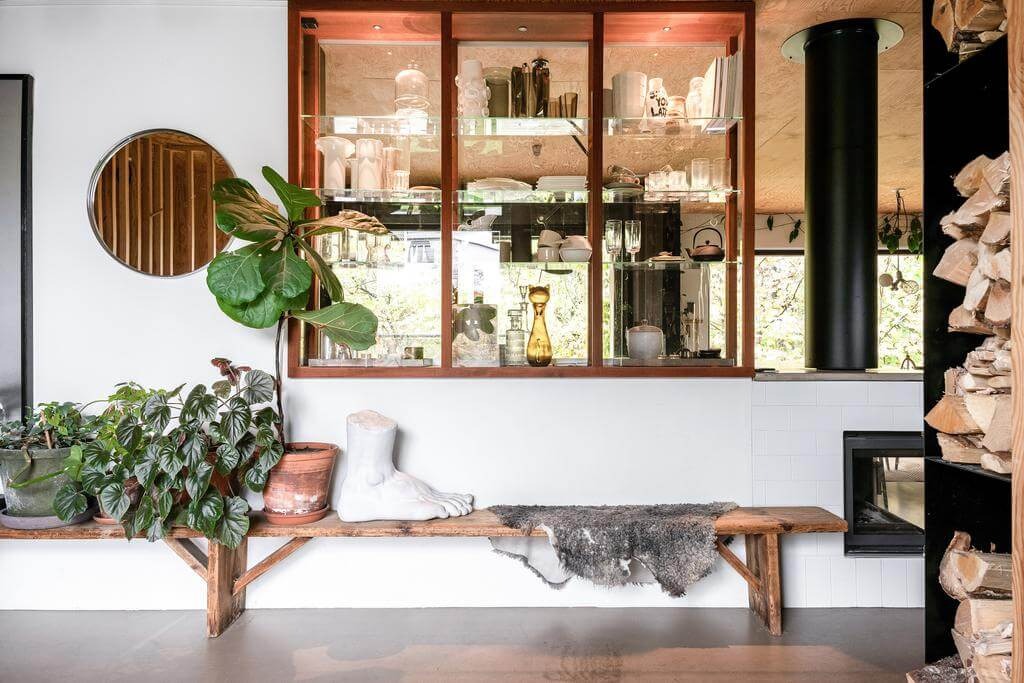 βιωσιμο οικολογικο σπιτι φυσικο ξυλο 2023 κοντρα πλακε ανοιχτο πλανο σαλονι παγκακι διακοσμητικα βιτρινα