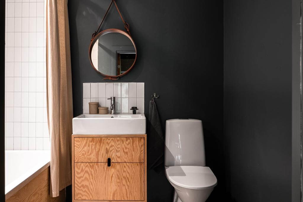 βιωσιμο οικολογικο σπιτι φυσικο ξυλο 2023 κοντρα πλακε σκανδιναβικο μαυρο μικρο μπανιο