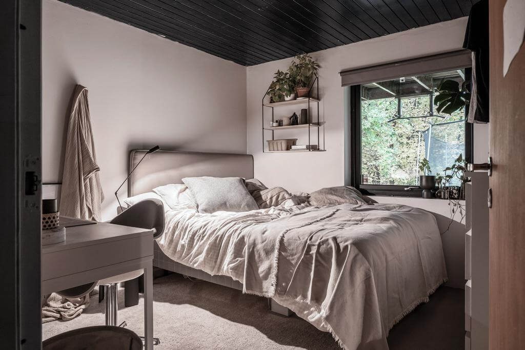 βιωσιμο οικολογικο σπιτι φυσικο ξυλο 2023 κοντρα πλακε σκανδιναβικο υπνοδωματιο κρεβατοκαμαρα μονοχρωματικο μονοχρωμο μπεζ