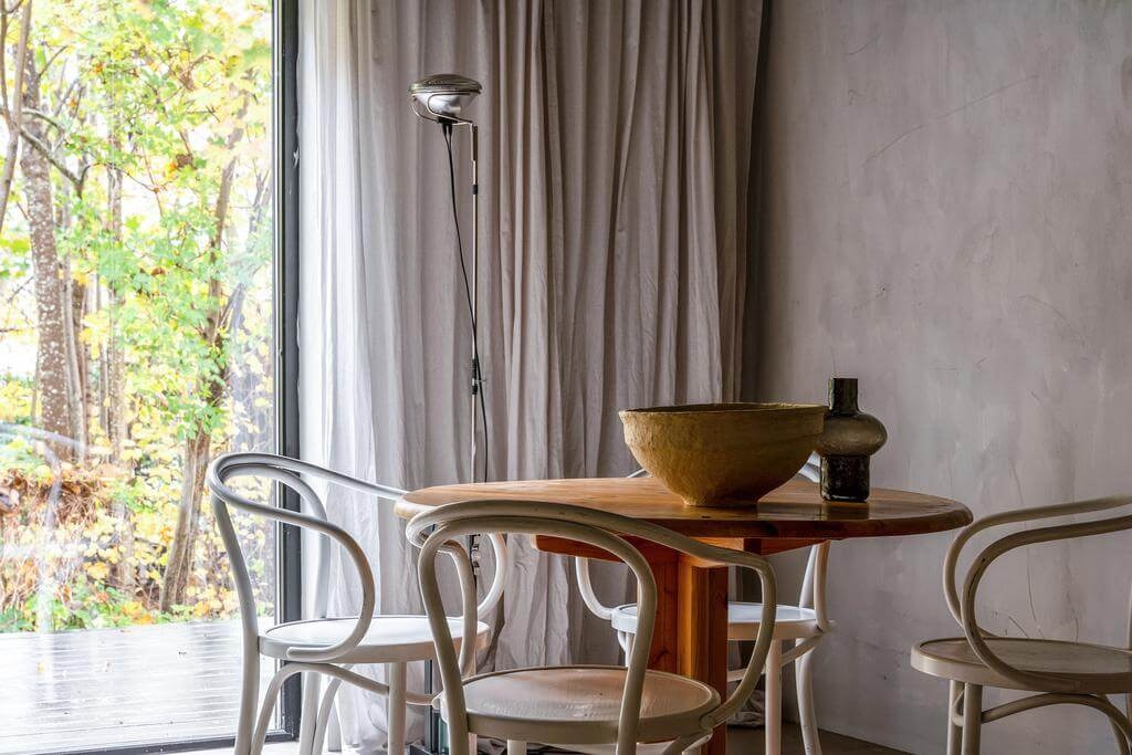 βιωσιμο οικολογικο σπιτι φυσικο ξυλο 2023 κοντρα πλακε σκανδιναβικο στρογγυλο ξυλινο τραπεζι τραπεζαρια