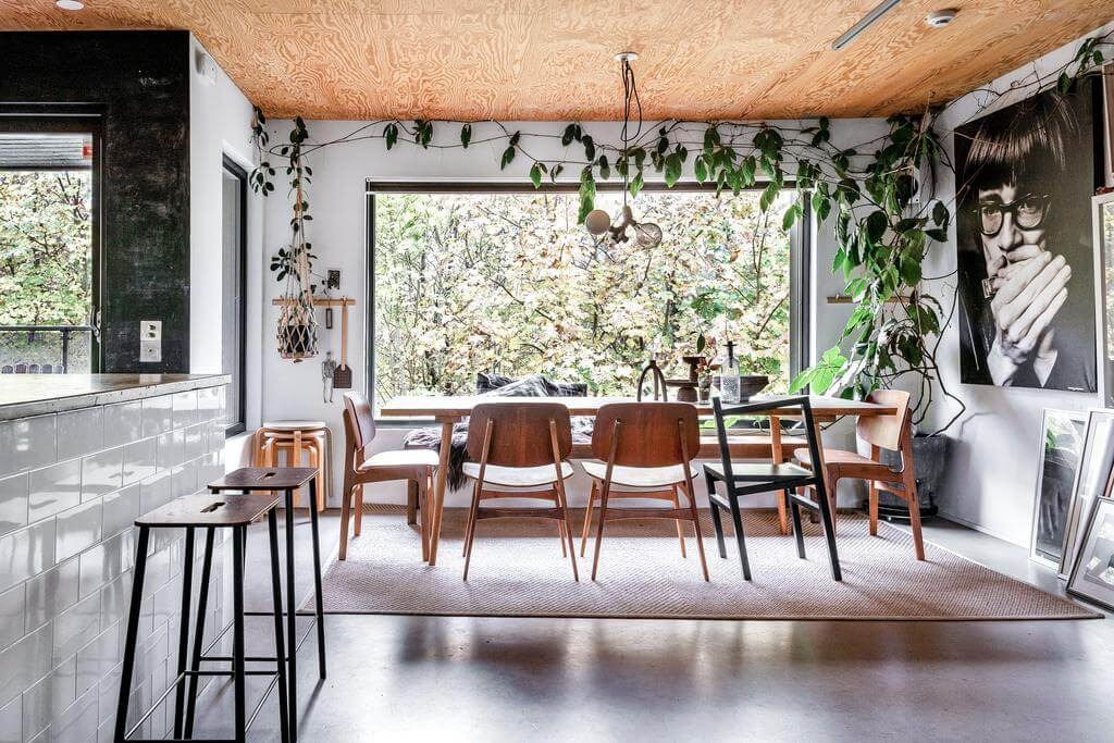 βιωσιμο οικολογικο σπιτι φυσικο ξυλο 2023 κοντρα πλακε ανοιχτο πλανο τραπεζαρια σαλονι παραθυρο