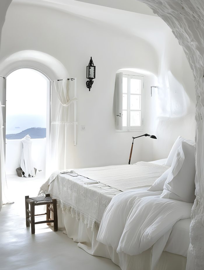 κυκλαδίτική ελαχιστοποίηση επίπλων, λιτά έπιπλα κρεβατοκάμαρας, καθαρές γραμμές επίπλωσης, απλό πλαίσιο κρεβατιού, λινά σεντόνια κυκλαδίτικα, γαλάζιες λεπτομέρειες κρεβατοκάμαρας, ήρεμη διακόσμηση ύπνου, μινιμαλιστική κρεβατοκάμαρα νησιών, φυσικά ανεπεξέργαστα χρώματα, κομοδίνο λιτού σχεδιασμού, αίσθηση χαλάρωσης υπνοδωμάτιο, ηρεμία κυκλαδίτικου σπιτιού, κυκλαδίτικοι τόνοι κρεβατοκάμαρας, λευκοί τοίχοι υπνοδωματίου, δροσερή αίσθηση κρεβατοκάμαρας